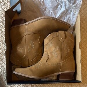 NEW American Eagle Outfitters Tan Ankle Boots Woman’s 10